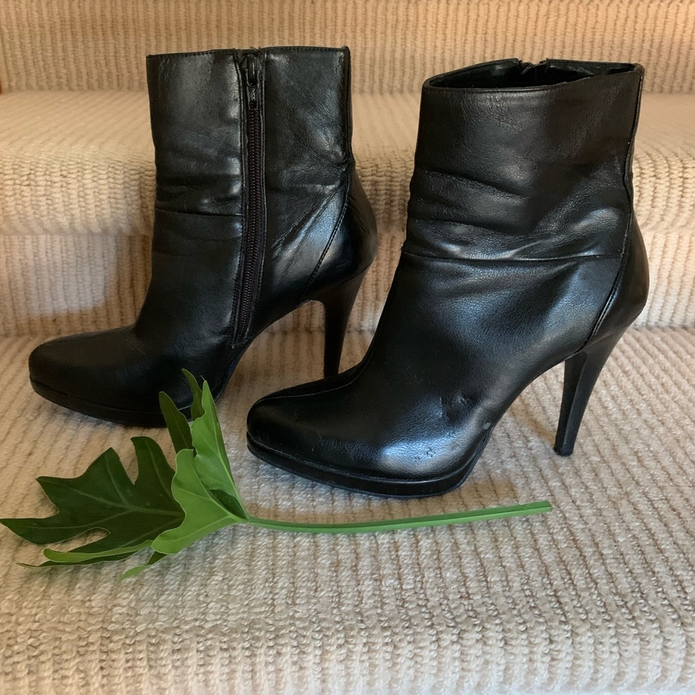 Black leather Nine West booties
